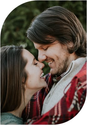 Eine Eichelvergrößerung durch Füller-Injektion oder die Implantation einer Dermal-Fett-Manschette stellt die Proportionen zum verdickten Penis wieder her. Mehr erfahren!