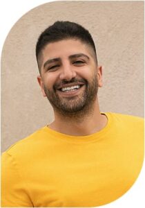 Eine Hodensackverkleinerung wird mittels geometrischer Schnitte und Hautstraffung durchgeführt. Die Penis-Hodensack-Hautfalte (Web) wird entfernt. Termin vereinbaren!