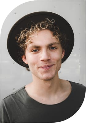 Eine Sebumzyste (Trichilemmalzyste) entwickelt sich aus einer Talgdrüse, die den Hodensack befallen hat. Diese sollte operativ abgetragen werden. Termin vereinbaren!